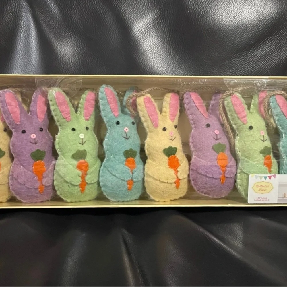 Easter Bunny Garland with Carrots - Multicolor